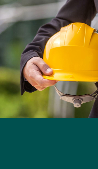 Каска и рука рабочего